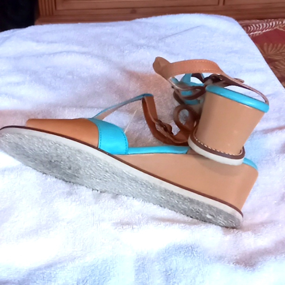 Ladies two tone wedge sandal.